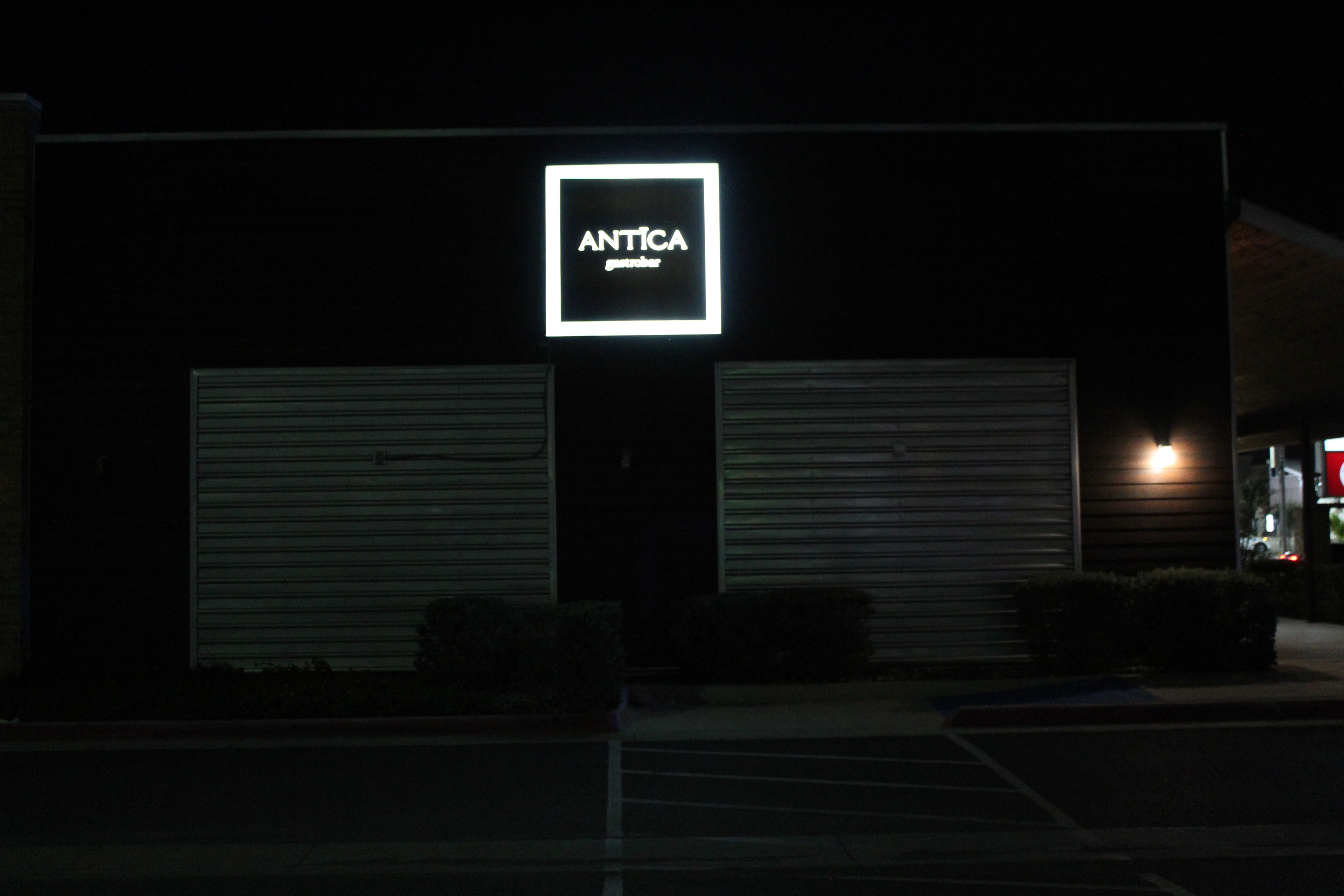 Letrero luminoso para Antica Gastrobar en Brownsville, TX