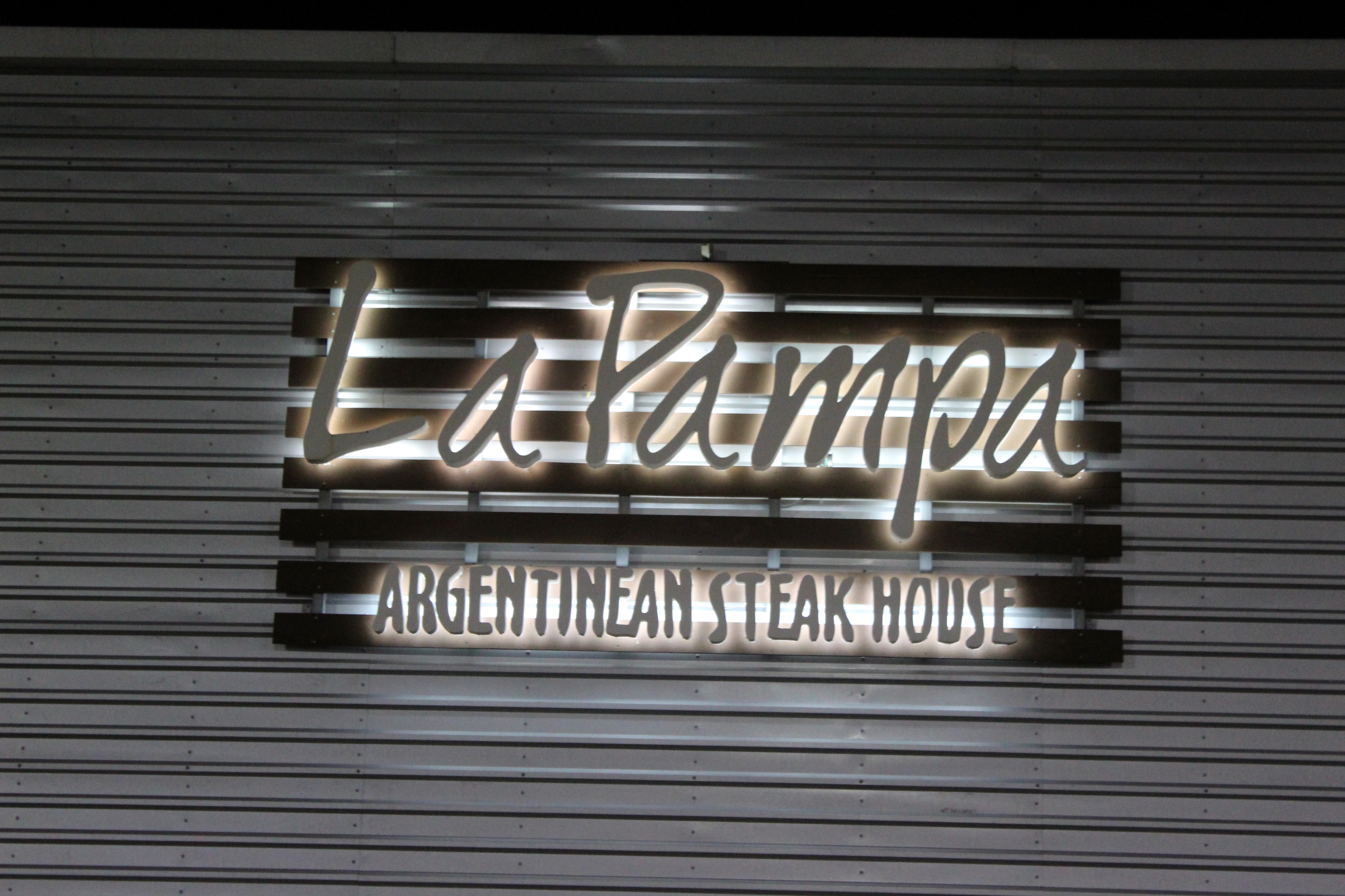 Letrero luminoso para La Pampa Argentinean Steak House en Brownsville, TX